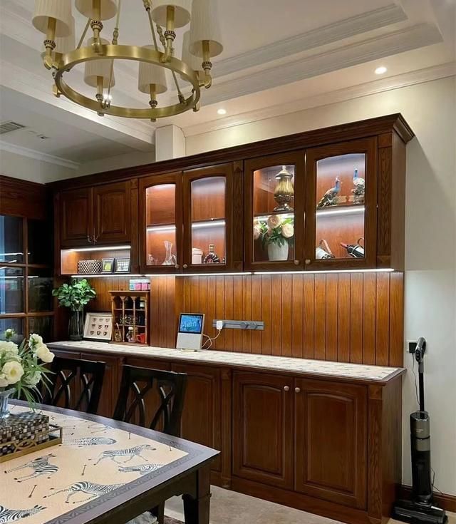 一阿姨晒出135平的家，装修那叫一个简约大气，太有品位了 - 家居知识