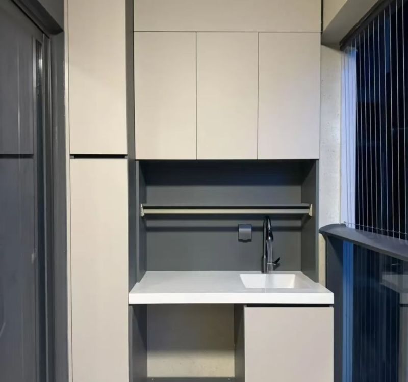 卫生间搓衣蹲到腿麻，8㎡阳台装全铝洗衣柜后，洗刷都像拍治愈 - 家居知识