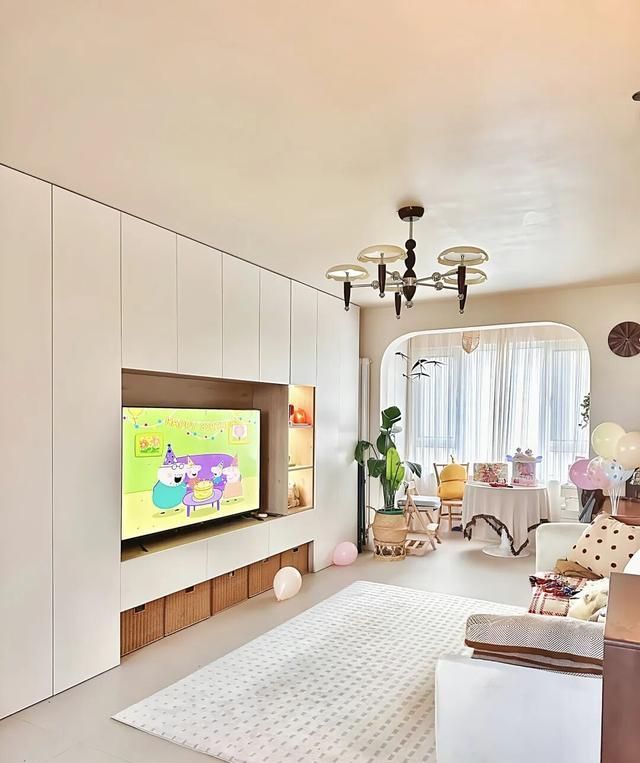 老公坚持把电视墙设计成满墙电视柜，入住后发现真香！ - 家居知识