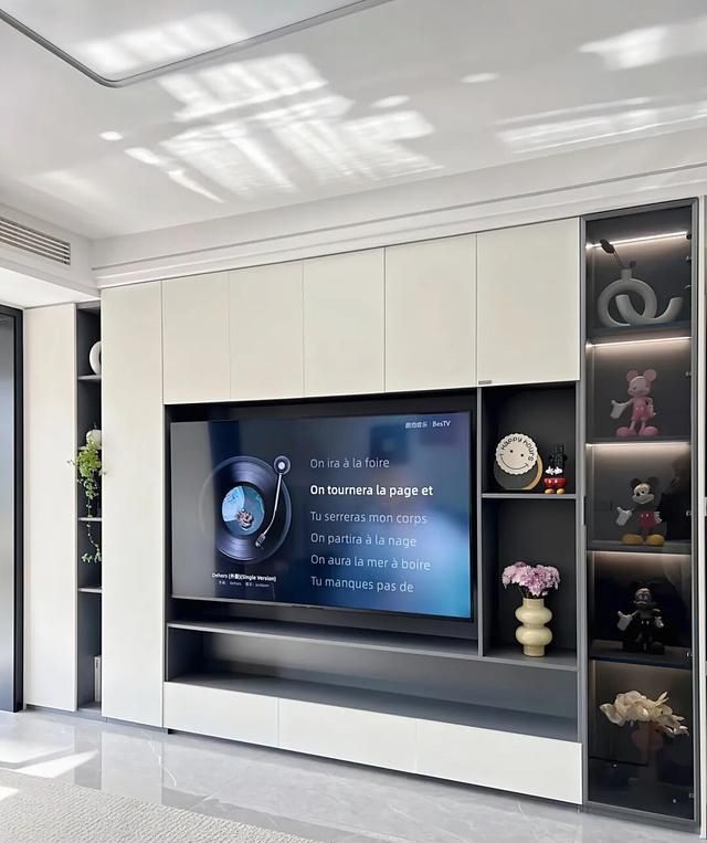 老公坚持把电视墙设计成满墙电视柜，入住后发现真香！ - 家居知识