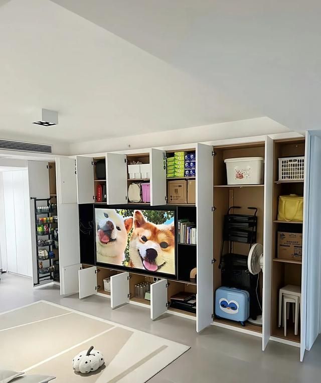 老公坚持把电视墙设计成满墙电视柜，入住后发现真香！ - 家居知识