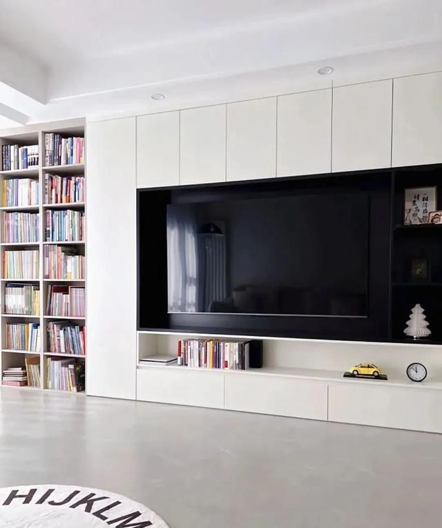 老公坚持把电视墙设计成满墙电视柜，入住后发现真香！ - 家居知识