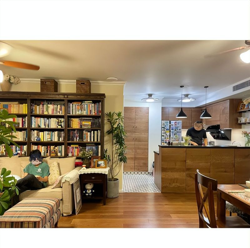 北京一夫妻的家火了，质感温润的美式装修，整个客厅满墙的书 - 家居知识