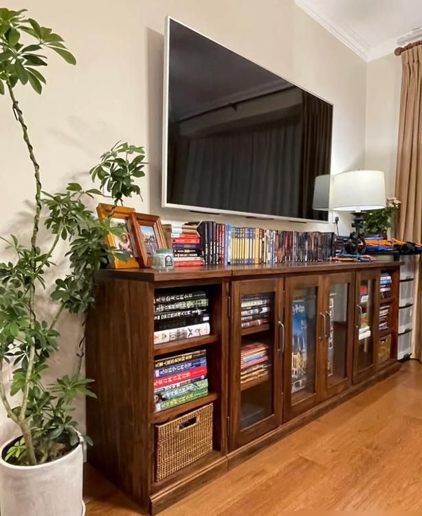 北京一夫妻的家火了，质感温润的美式装修，整个客厅满墙的书 - 家居知识