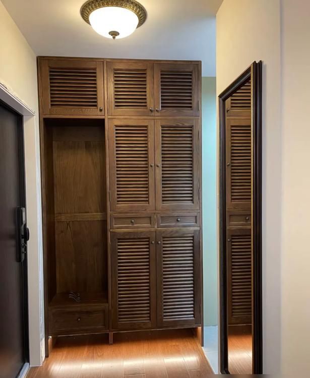 北京一夫妻的家火了，质感温润的美式装修，整个客厅满墙的书 - 家居知识