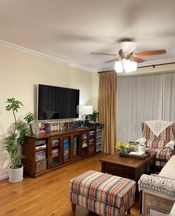 北京一夫妻的家火了，质感温润的美式装修，整个客厅满墙的书 - 家居知识