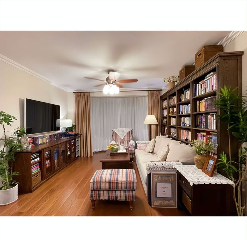 北京一夫妻的家火了，质感温润的美式装修，整个客厅满墙的书 - 家居知识