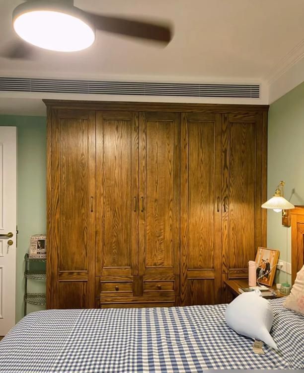 北京一夫妻的家火了，质感温润的美式装修，整个客厅满墙的书 - 家居知识