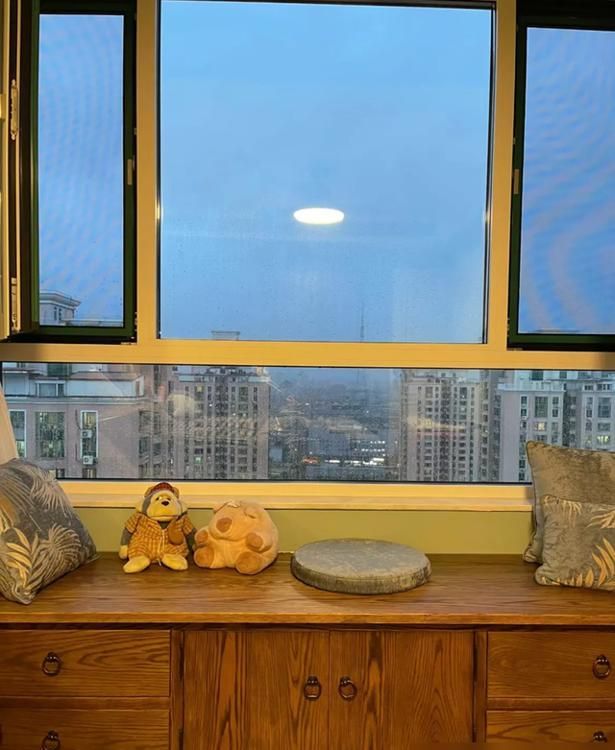 北京一夫妻的家火了，质感温润的美式装修，整个客厅满墙的书 - 家居知识