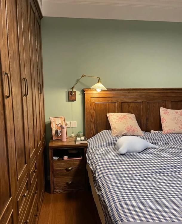 北京一夫妻的家火了，质感温润的美式装修，整个客厅满墙的书 - 家居知识