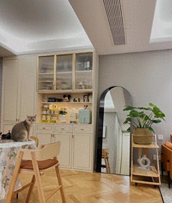 80㎡简约自装小家，杭州夫妻亲手打造温馨治愈风