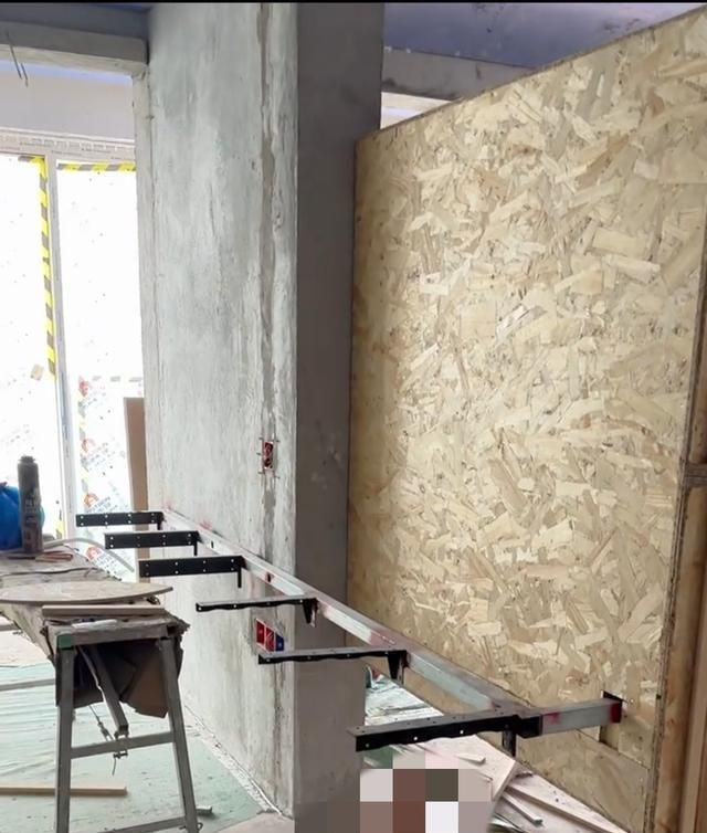 半墙爆改悬浮电视柜！老师傅揭秘施工细节，看完再决定做不做 - 家居知识