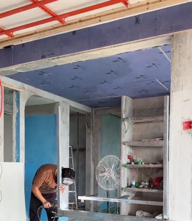 半墙爆改悬浮电视柜！老师傅揭秘施工细节，看完再决定做不做 - 家居知识