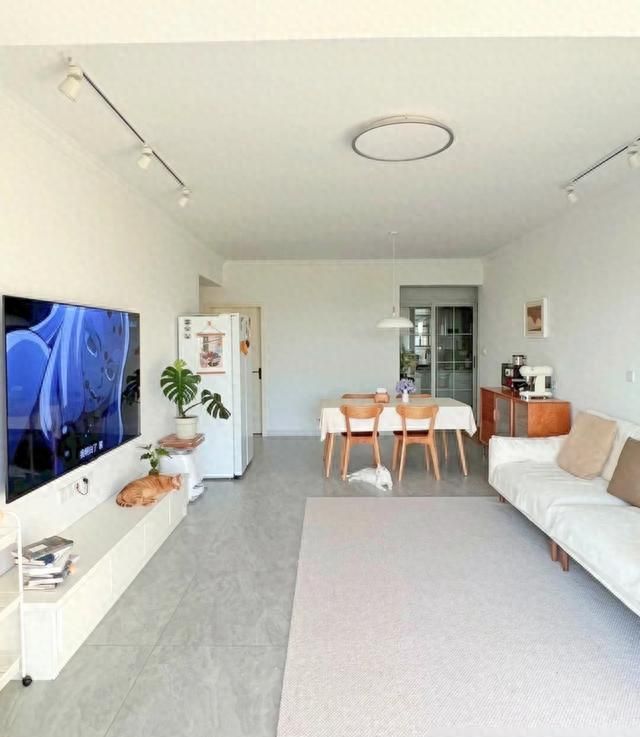 女主晒极简新家，家徒四壁却干净幸福，简约生活成潮流