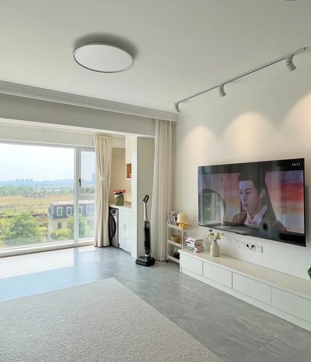 女主晒出“家徒四壁”简约新家，不花哨很干净，真是越简单越幸福 - 家居知识