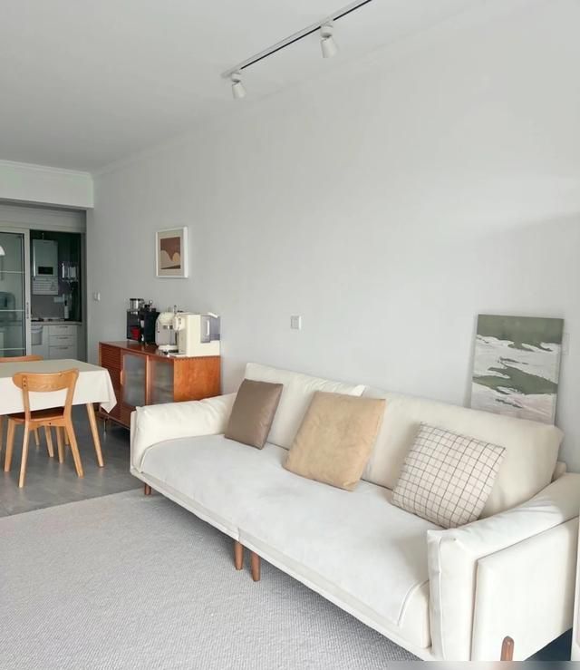 女主晒出“家徒四壁”简约新家，不花哨很干净，真是越简单越幸福 - 家居知识