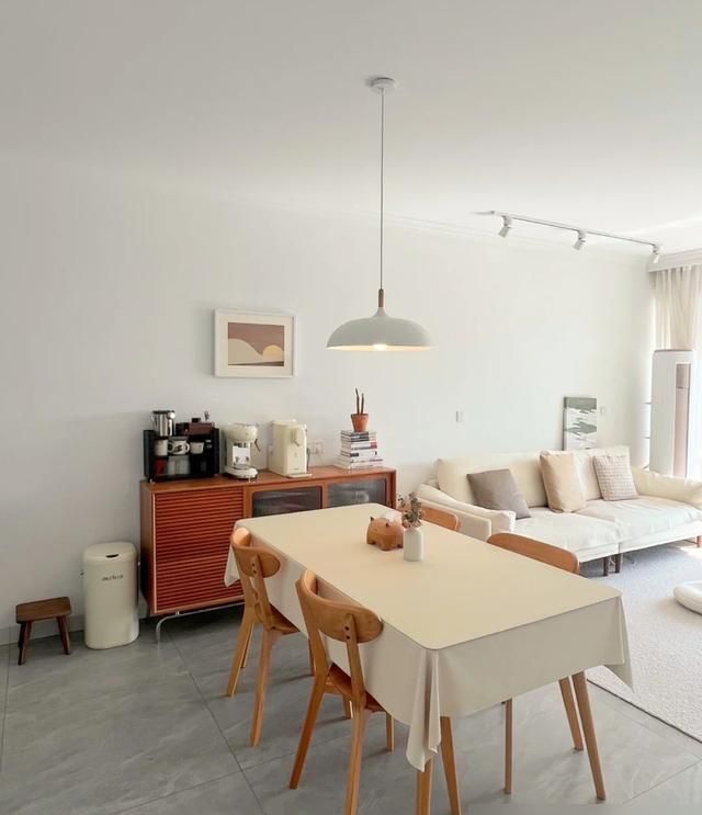 女主晒出“家徒四壁”简约新家，不花哨很干净，真是越简单越幸福 - 家居知识