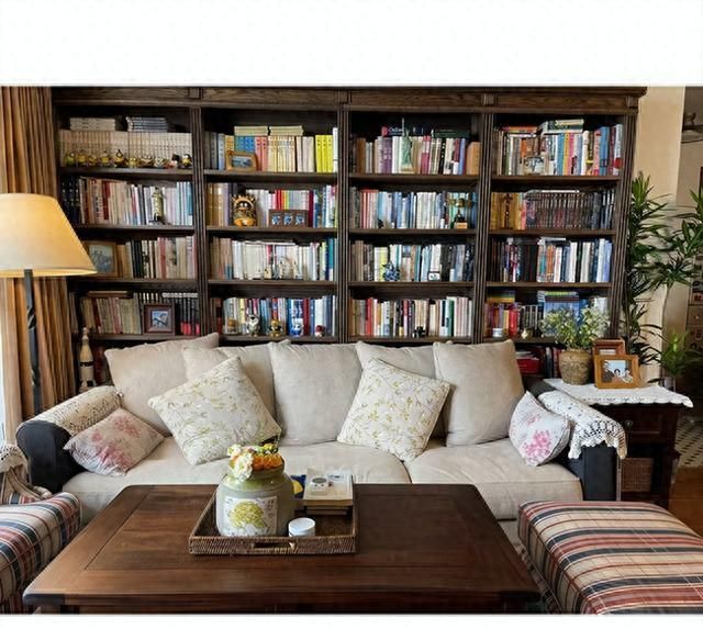 北京夫妻美式书香客厅走红，满墙书籍打造温润质感家