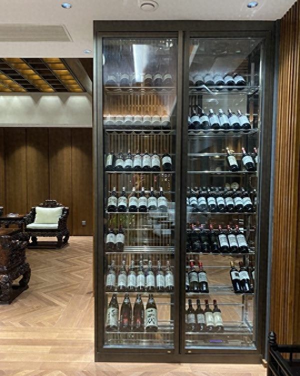 酒柜定制全攻略，品牌推荐、选购技巧及价格解析