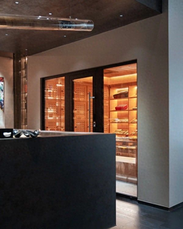 亚克力酒柜VS红酒柜，定制攻略与品质选择