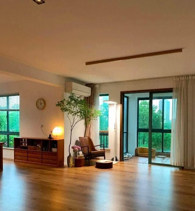 没吊顶没电视墙，阿姨的家极简走红，晒住5年依旧美如画 - 家居知识