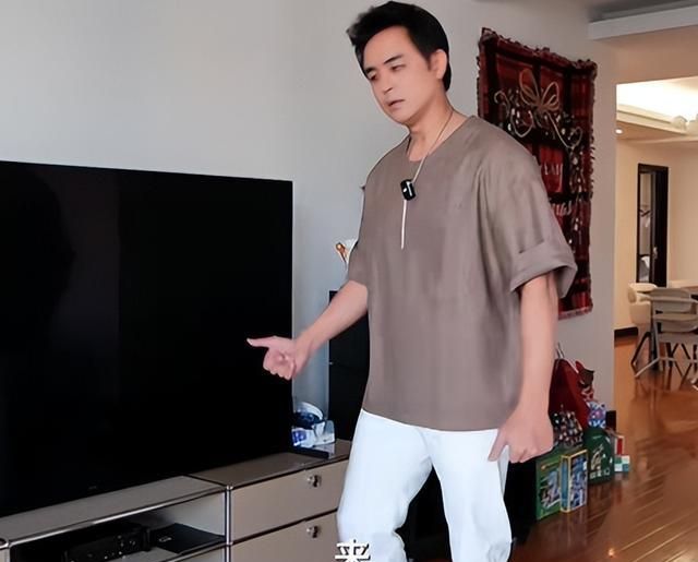 45岁男星晒上海新家！4万电视柜，15万沙发，没戏拍日子照样舒坦 - 家居知识