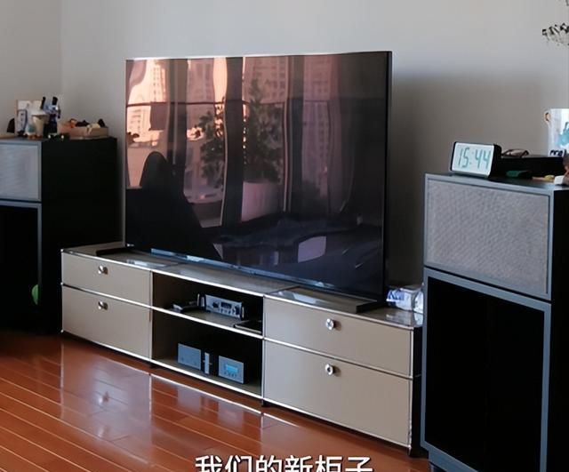 45岁男星晒上海新家！4万电视柜，15万沙发，没戏拍日子照样舒坦 - 家居知识
