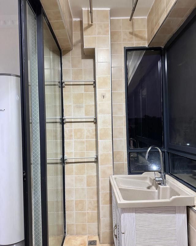 看她家装修的地中海风格，不做吊顶很简单，全屋打扫干净还没入住 - 家居知识