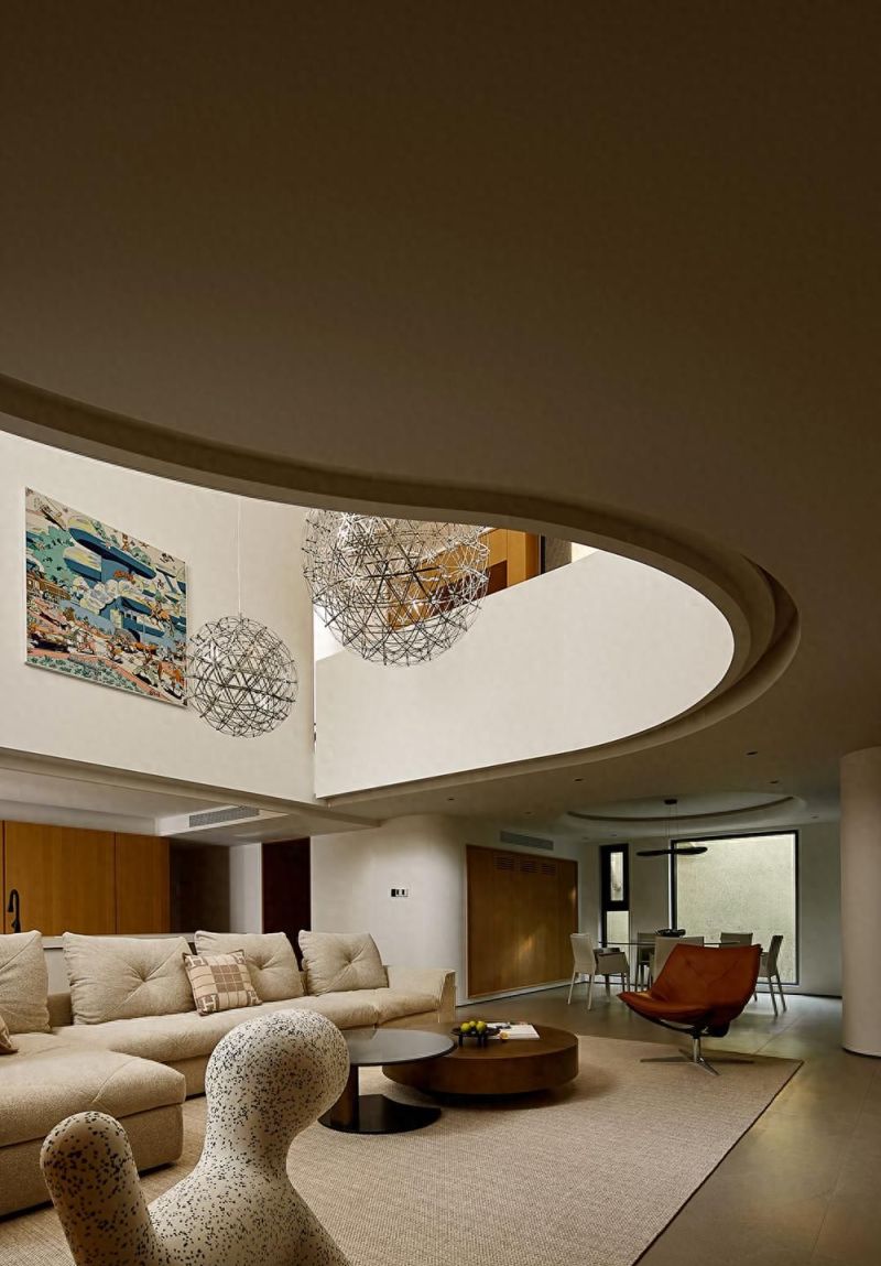 328㎡原木风复式豪宅，简约曲线演绎自然美学