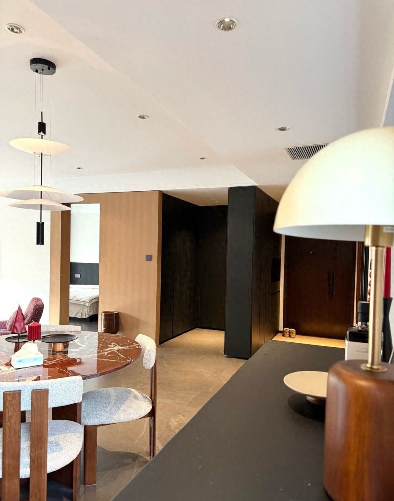 原木极简中古风装修实景，细节与质感的完美碰撞