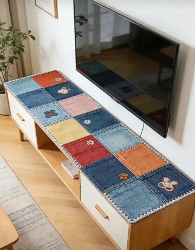 旧牛仔裤变身高级定制！巧手改造电视柜装饰，创意又环保