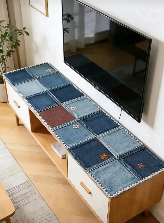 旧牛仔裤别扔！我用几块碎布，给客厅电视柜缝了条“高级定制” - 家居知识