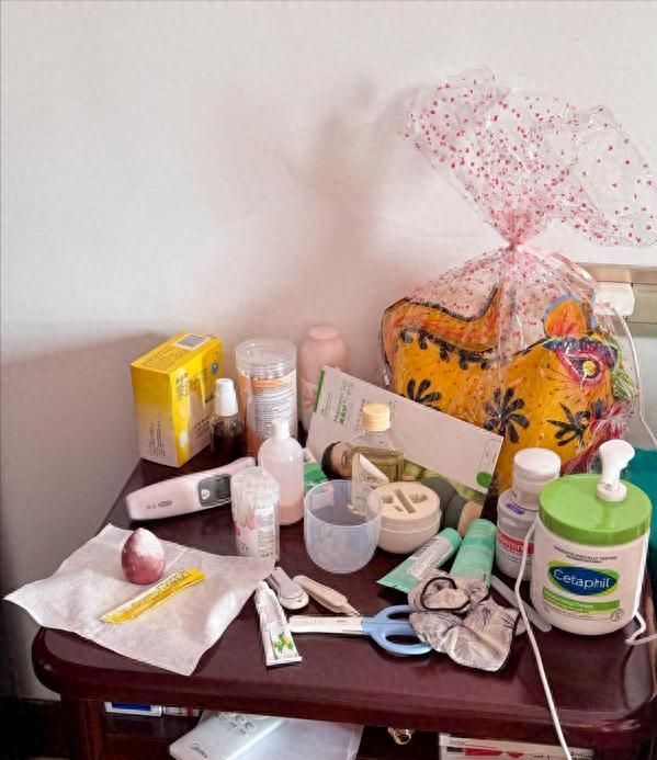 年轻人抛弃床头柜？这5种新式设计更实用又好看