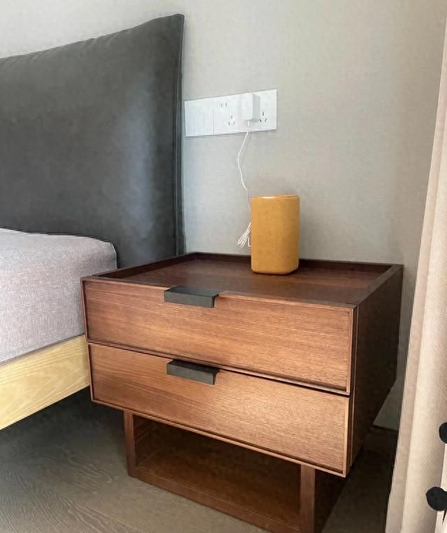 年轻人抛弃传统床头柜，新选择更高级实用