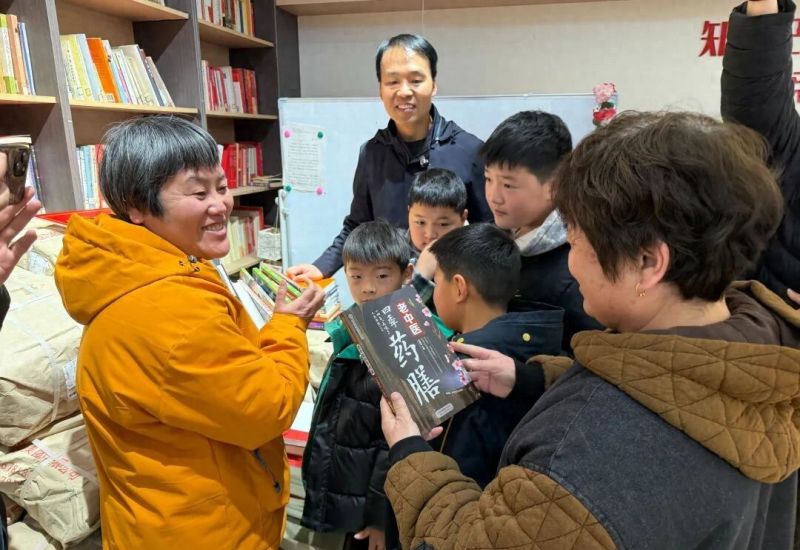 李翠利获赠千余册定制图书与智能书柜，让理想照亮现实