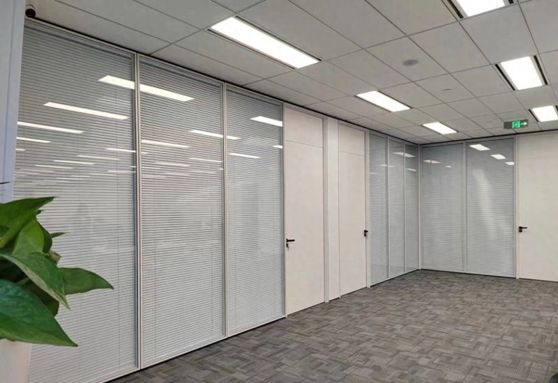 如何选择靠谱的玻璃隔断定制生产厂家？