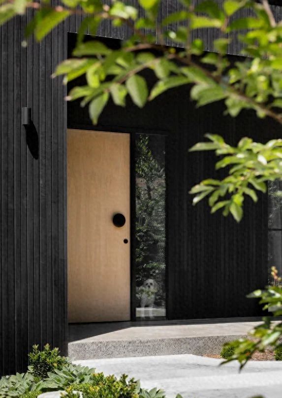 原木与高级黑的完美搭配，打造高级感家居