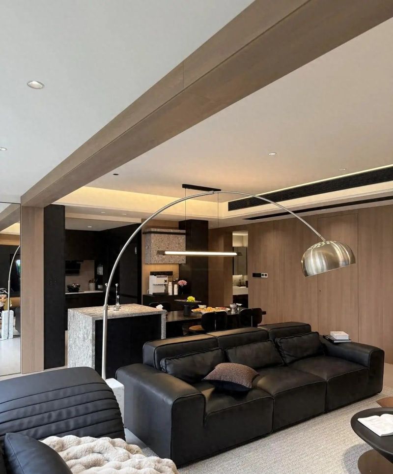 140㎡意式极简家，砸阳台扩横厅，7米开间打造慵懒松弛感