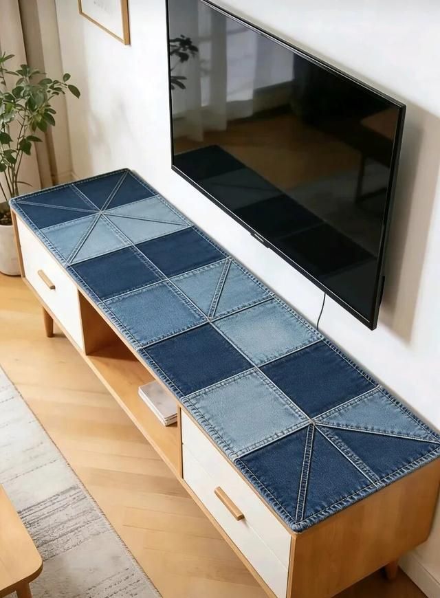 旧牛仔裤别扔！我用几块碎布，给客厅电视柜缝了条“高级定制” - 家居知识