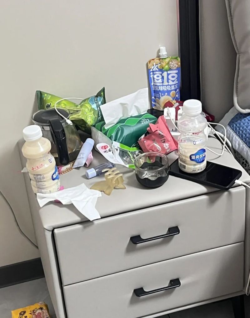 “床头柜”正逐渐退出中国家庭？看了年轻人的做法后，发现很实用 - 家居知识