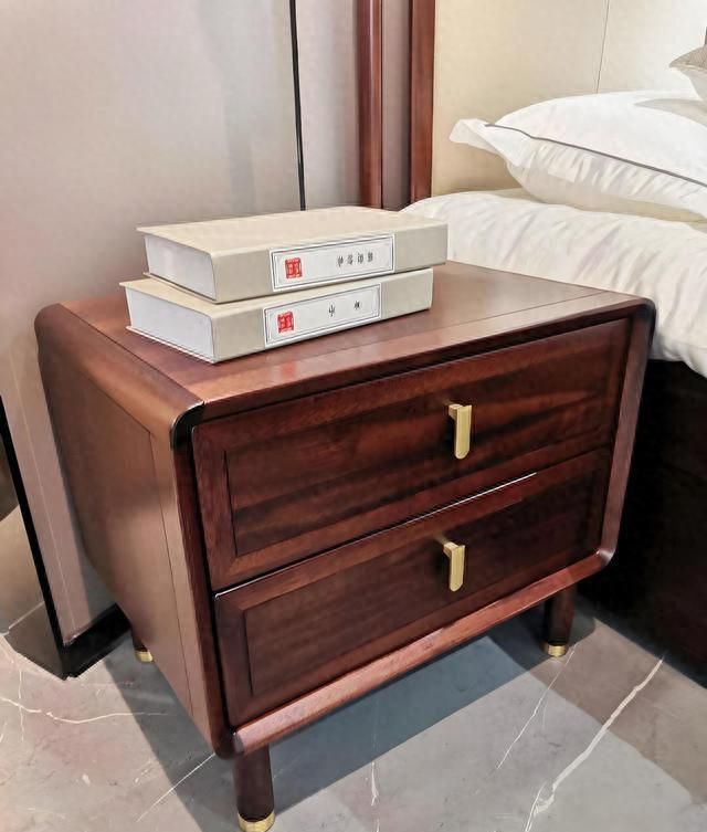 告别传统！中国年轻人这样替代床头柜，既高级又实用