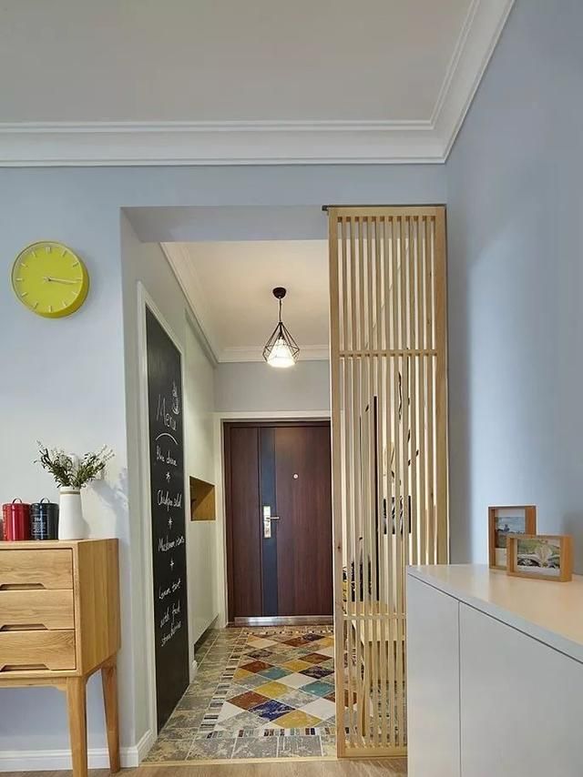 进门就是客餐厅，她家这样做隔断，一点不尴尬！太好抄了 - 家居知识