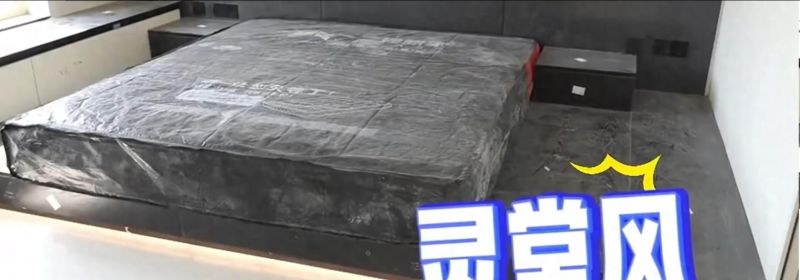 女子花34万装修极简风，装完一看像灵堂，本人气坏：衣架上装了洞洞板，像夜市卖袜子的 - 家居知识