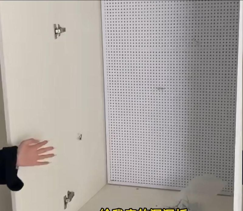 女子花34万装修极简风，装完一看像灵堂，本人气坏：衣架上装了洞洞板，像夜市卖袜子的 - 家居知识