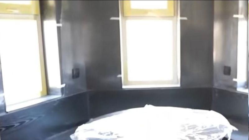 女子花34万装修极简风，装完一看像灵堂，本人气坏：衣架上装了洞洞板，像夜市卖袜子的 - 家居知识