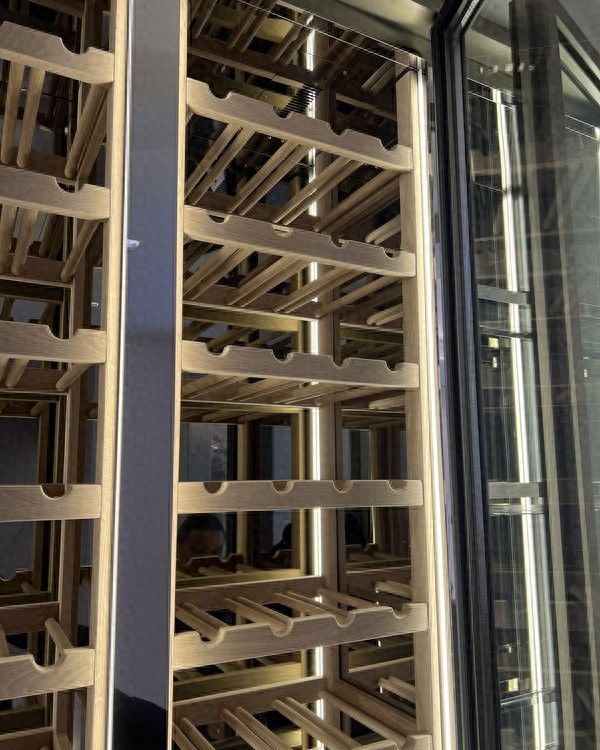 酒柜定制公司收费标准解析，洋酒柜与白酒柜定制价格指南